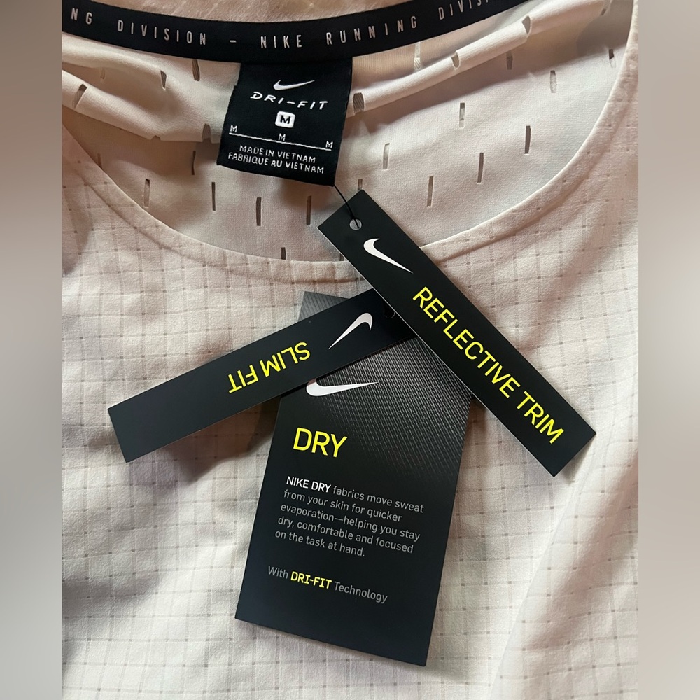 NIKE - NWT 🏃🏻 NIKE RUNNING DIVISION ADAPT SS TEE CU7893-104